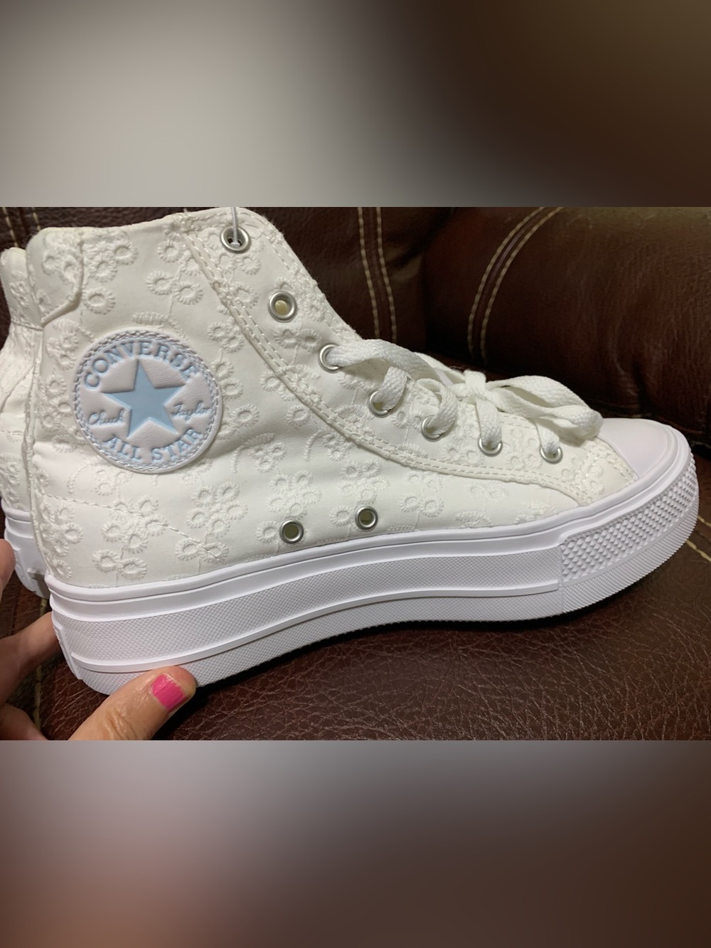 Converse All Star NWOT big girl’s (kids) size 6 high top sneakers